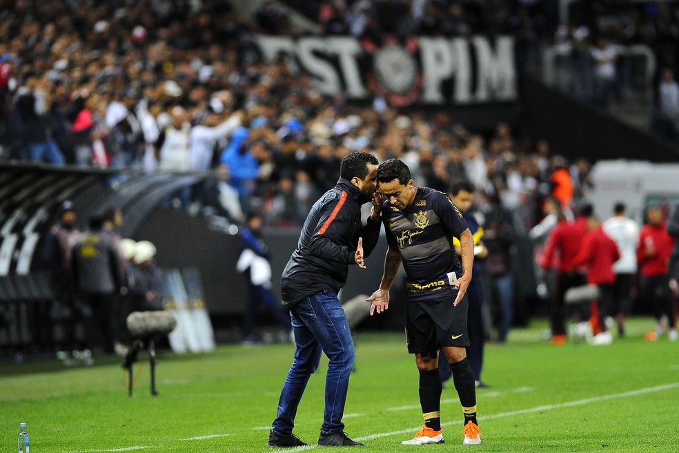 Jair conversa com Jadson: técnico viu derrota dura em Itaquera — Foto: Marcos Ribolli