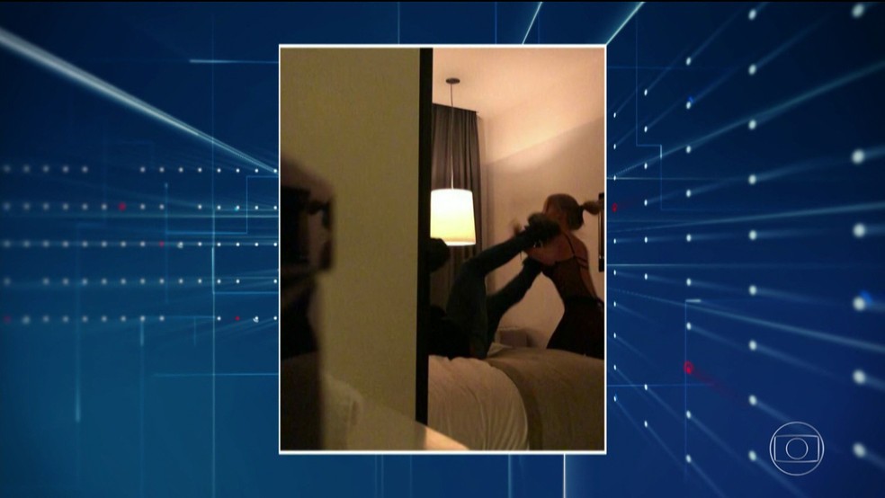 Imagem do vídeo gravado por Najila mostra ela e Neymar na cama do quarto do hotel em Paris — Foto: TV Globo/Reprodução