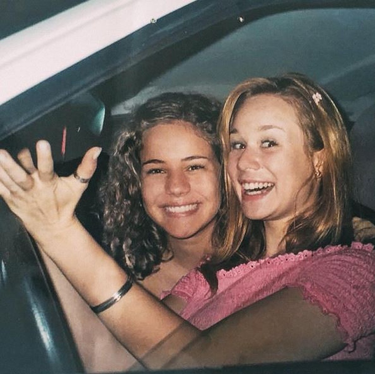Leandra Leal posta foto antiga com Mariana Ximenes | Celebridades | Vogue