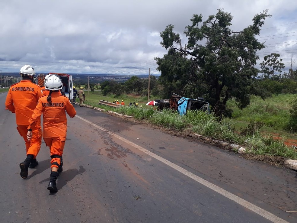 Bombeiros chegam para atendimento às vítimas de acidente com ônibus na BR-020 — Foto: PRF/Divulgação