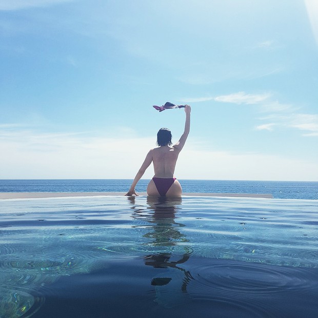 Jessie J se diverte com sequência de fotos em cenário paradisíaco (Foto: Reprodução/Instagram)