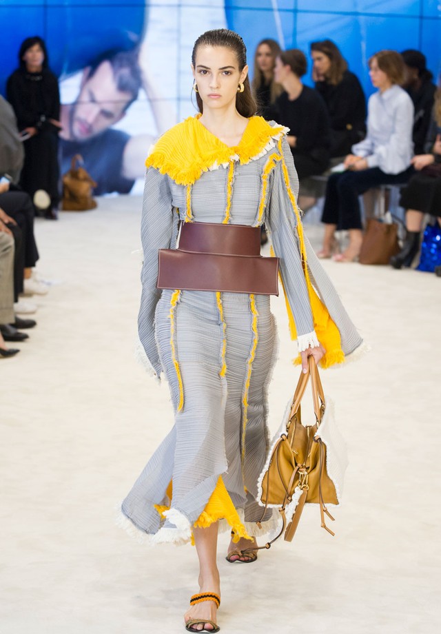 SuzyPFW Loewe: Experimenting With Inspirations - Vogue | en