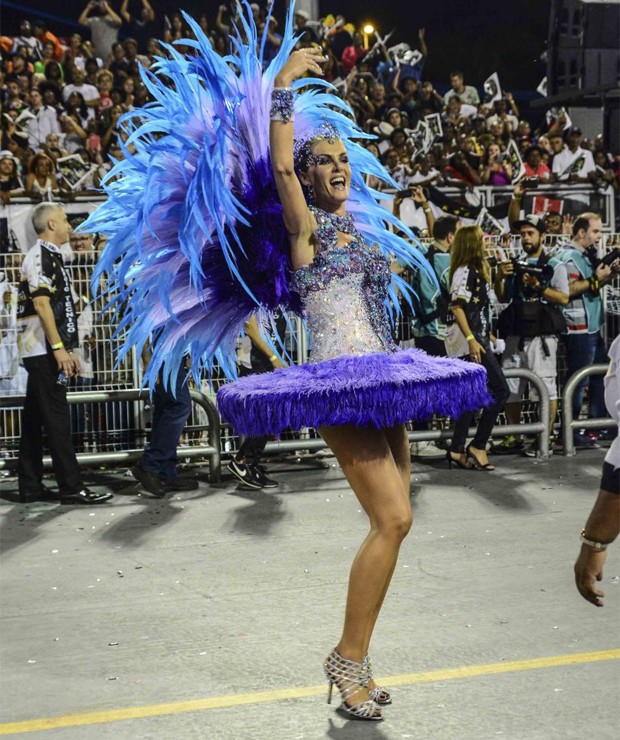 Ana Hickmann com uma fantasia de bailarina pela escola de samba Vai-Vai em 2015 (Foto: Leo Franco/AgNews)