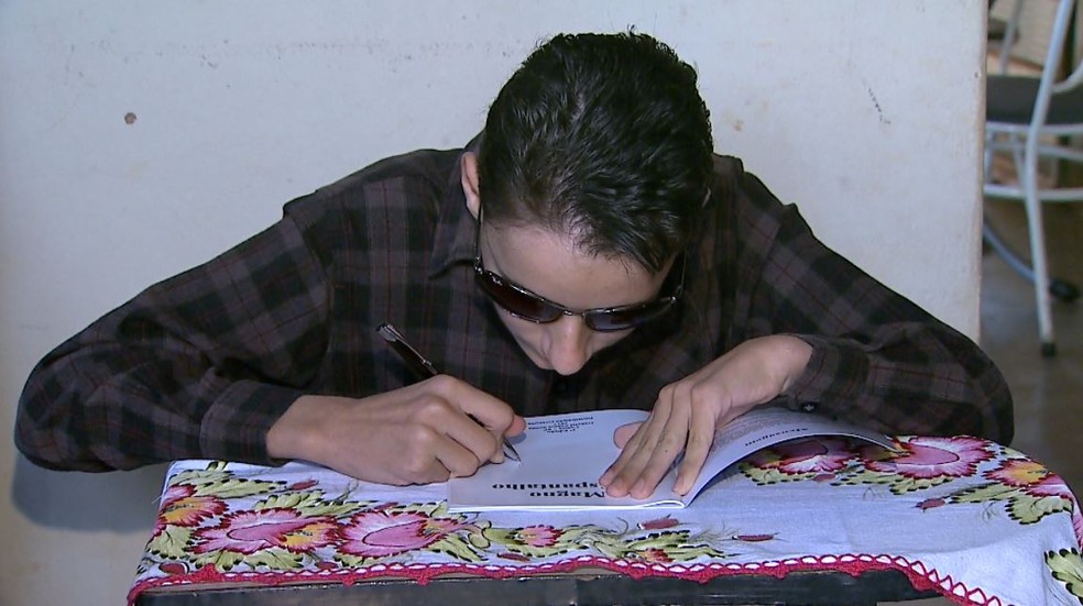 Estudante Gabriel Santos Souza, de 14 anos, perdeu a visão devido a um câncer na retina (Foto: Antonio Luiz/EPTV)