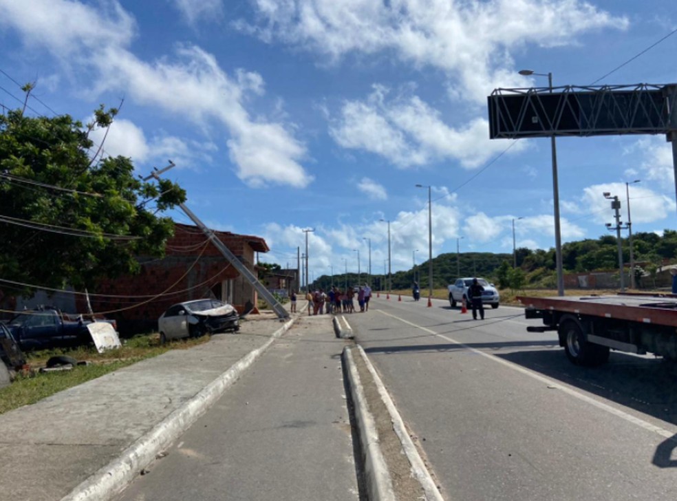 Rodovia CE-10 tem trânsito normal após chegada da Polícia Militar. — Foto: Wanyffer Monteiro/Sistema Verdes Mares