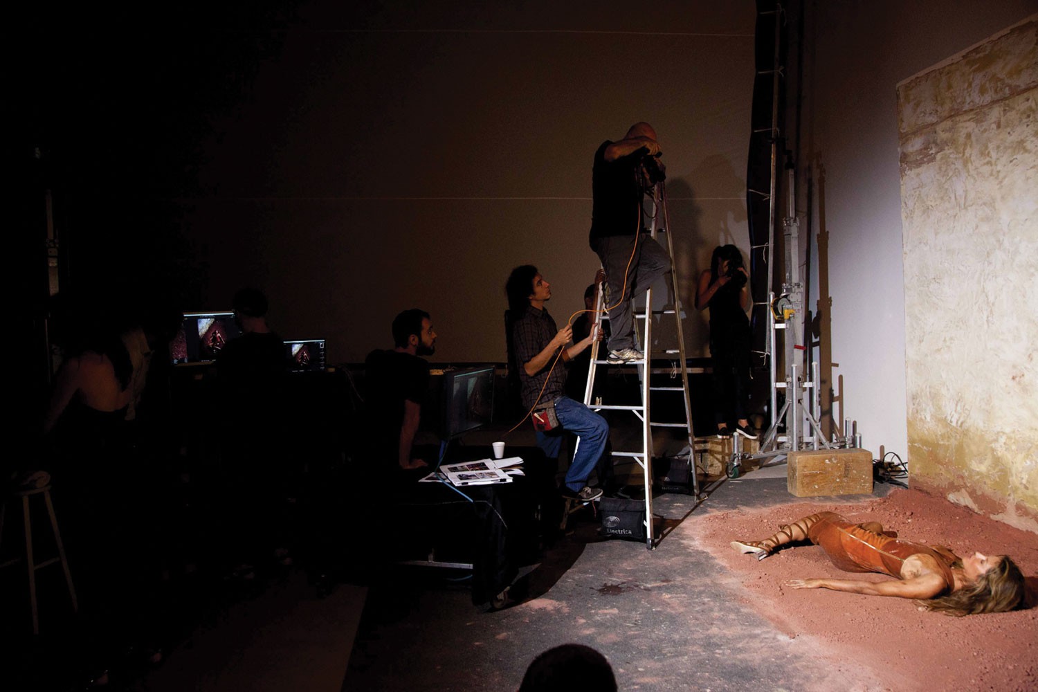 500 kg de terra foram usados no shooting de Paulo Vainer  (Foto: Reprodução/Vogue Brasil)