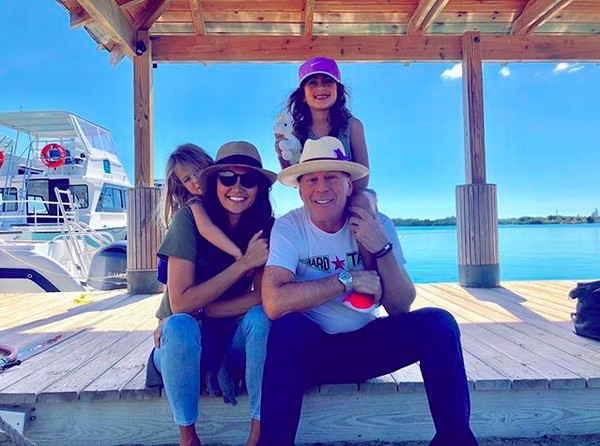O ator Bruce Willis com a atual esposa e as duas filhas caçulas (Foto: Divulgação)