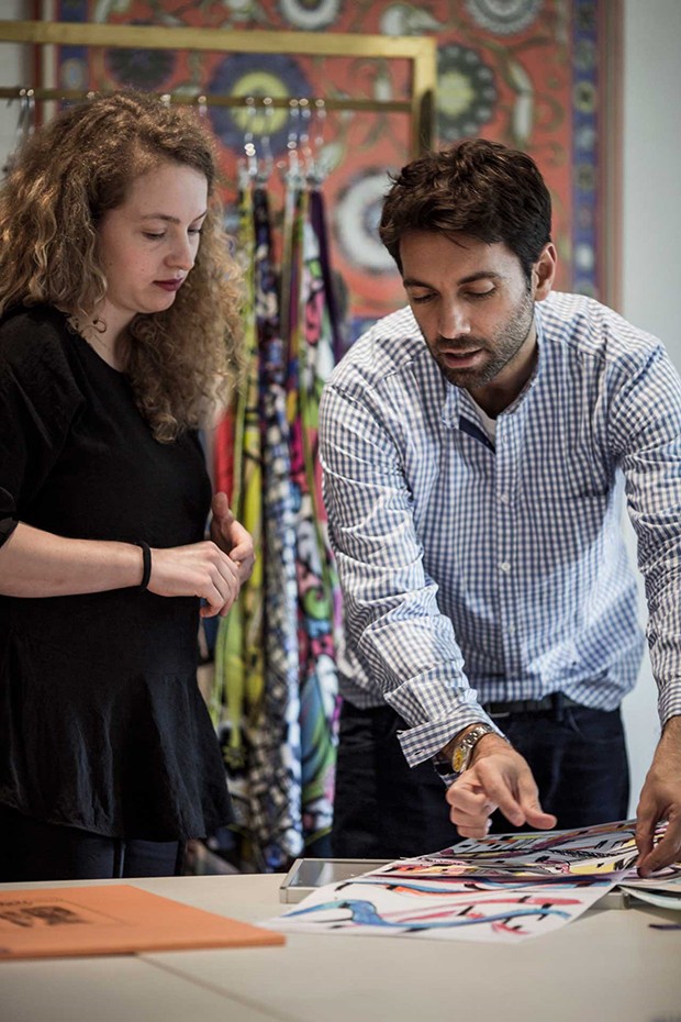 Massimo Giorgetti leads a workshop with a student from Pucci's residency programme (Foto: Pucci)