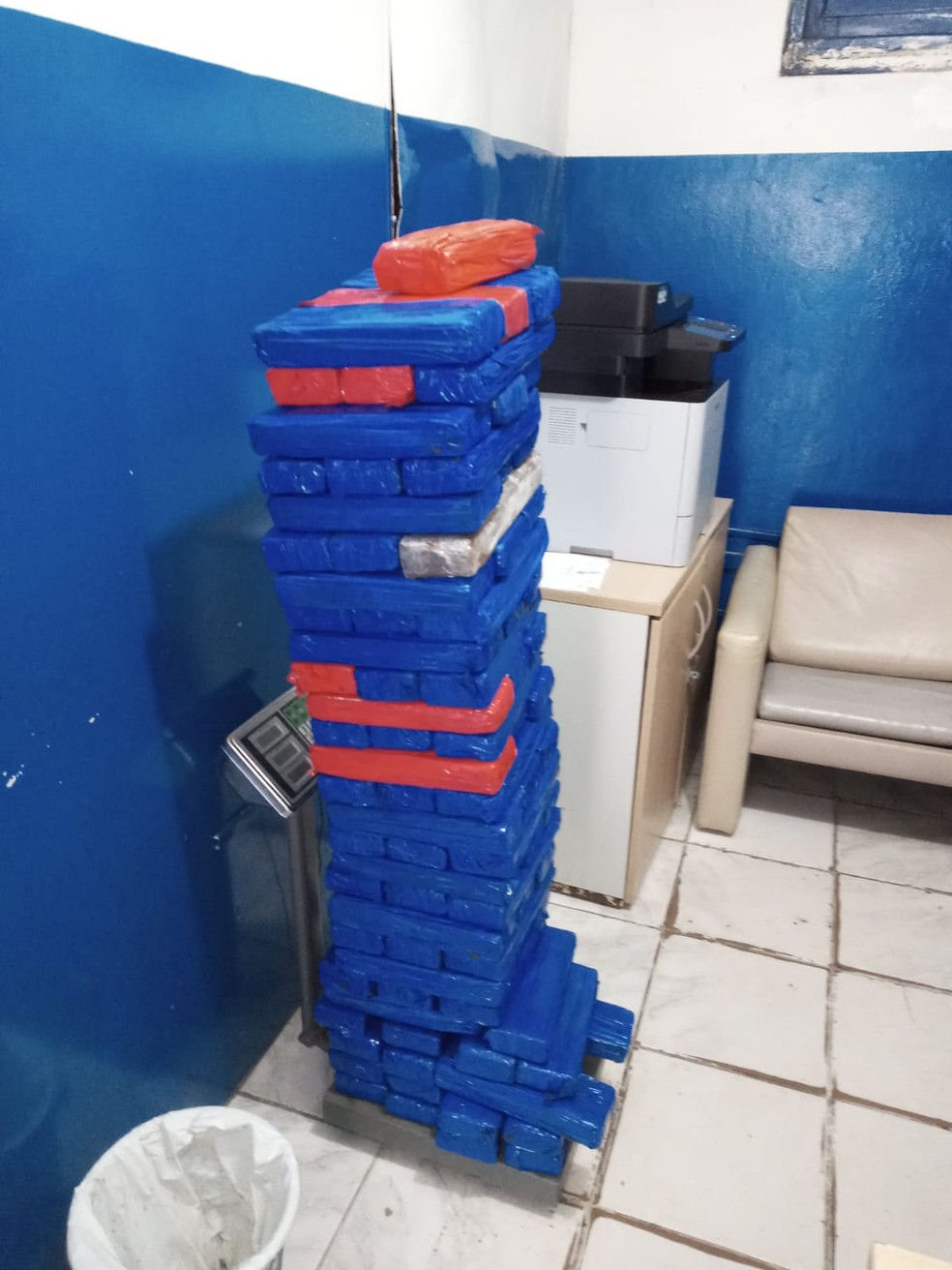 Material apreendido foi levado à Central de Flagrantes, no bairro do Farol. — Foto: Rotam