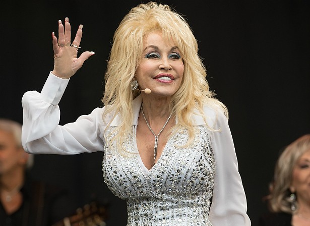 A diva country Dolly Parton já fez seguro de 600 mil dólares para os seios. (Foto: Getty Images)