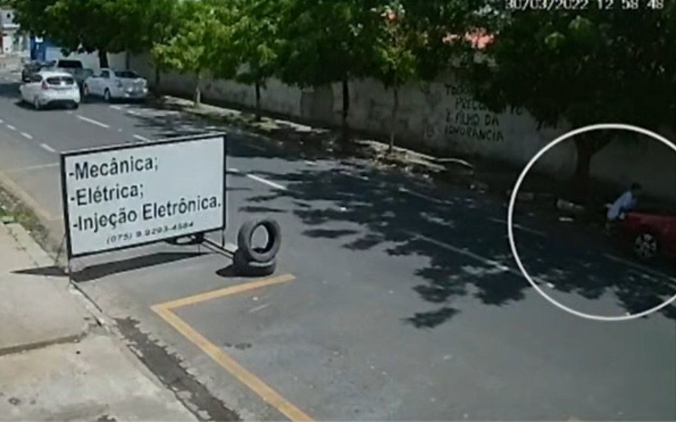 Estudante tenta se esconder ao perceber assalto próximo ao Colégio Estadual Rotary, em Feira de Santana — Foto: Reprodução/TV Subaé