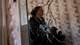 Kateryna Golovachuk, 65 anos, mostra sua casa, que, segundo ela, foi danificada por bombardeios, em meio à invasão russa, na vila de Novotavrycheske, região de Zaporizhzhia, ucrânia — Foto: Ueslei Marcelino/REUTERS
