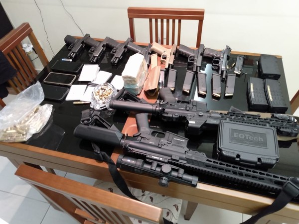Armas e dinheiro apreendidos na casa de um dos policiais civis alvo da operação do Gaeco — Foto: Divulgação 