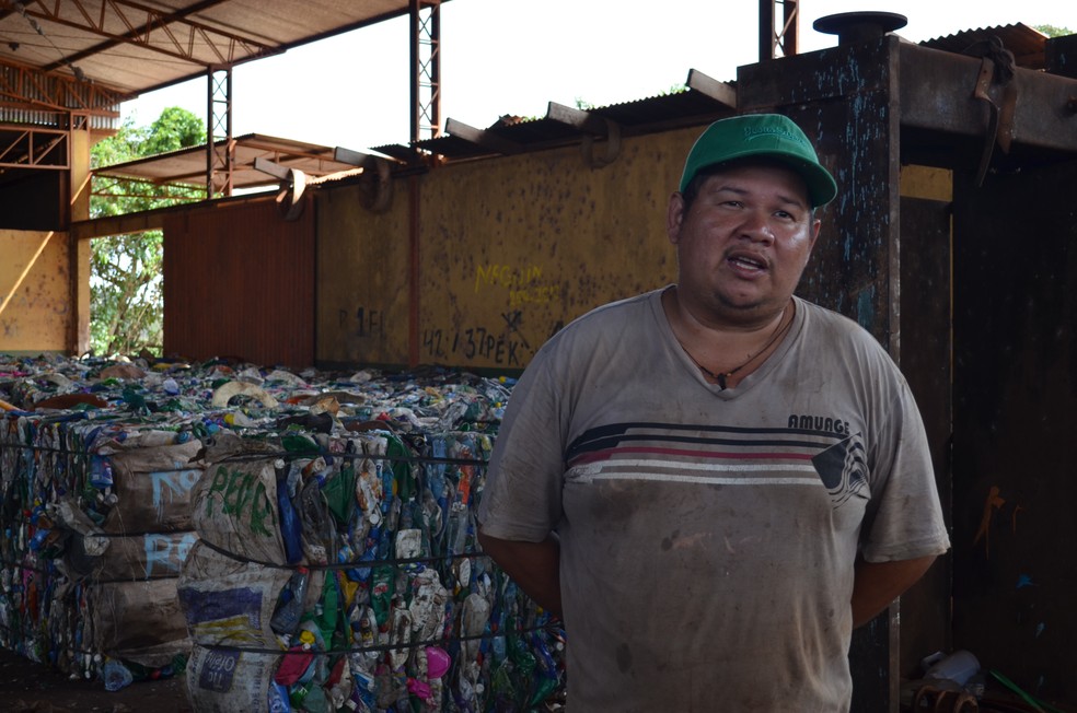 Materiais reciclaveis vira renda para família que trabalham em cooperativa dentro do Lixão da Vila Princesa (Foto: Jheniffer Núbia / G1)