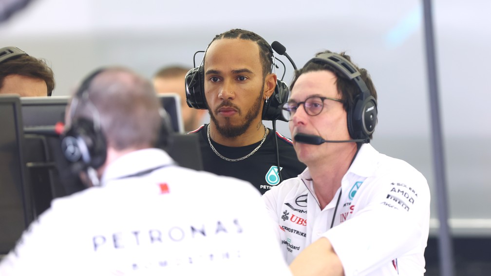 Lewis Hamilton ao lado de Toto Wolff: cobrança por melhorias no carro da Mercedes veio de ambos após o GP do Bahrein — Foto: Dan Istitene/F1 via Getty Images