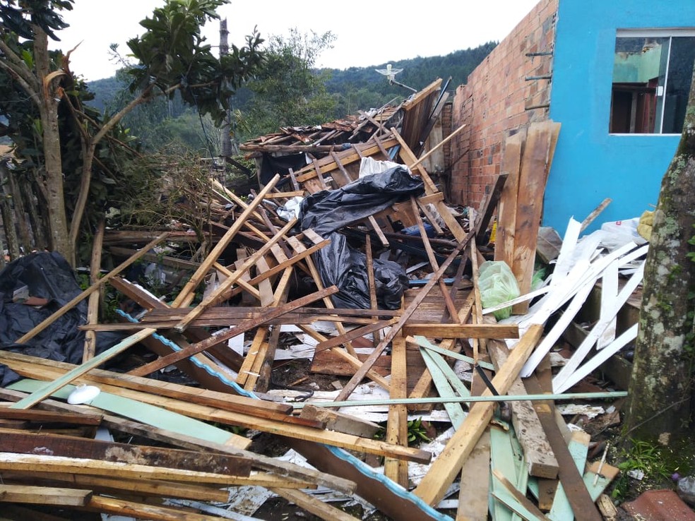Casal de agricultores do Norte catarinense teve parte da casa destruída pelo vento  — Foto: Silas Júnior/NSC TV