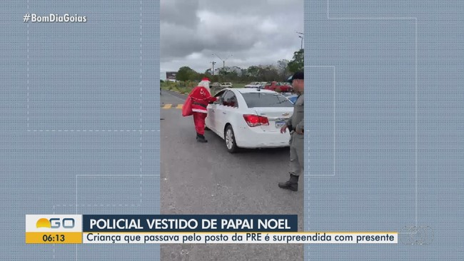 Policial vestido de Papai Noel  visto no posto da PRE, em Caldas Novas