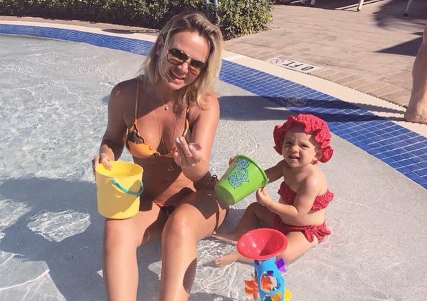 Eliana e Manuela na piscina (Foto: Reprodução/Instagram)