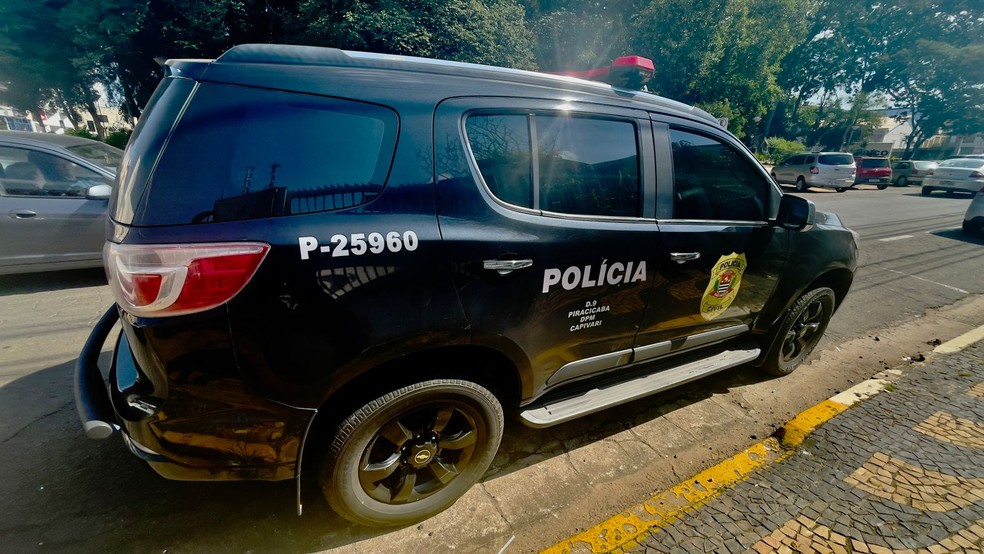 Policiais cumprem mandados nesta terça-feira em Capivari e Elias Fausto — Foto: Edvaldo Souza/EPTV