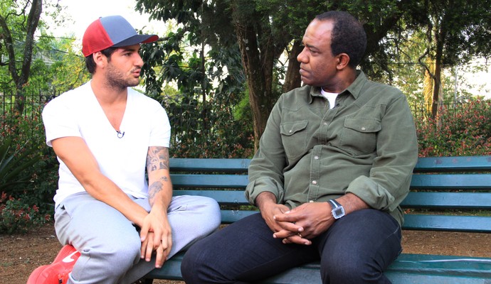 Alexandre Pato conversa com o rep&oacute;rter Abel Neto (Foto: Sergio Gandophi)