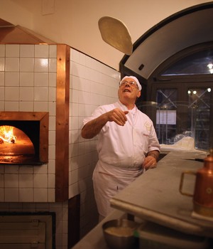 O chef italiano Pepe Mazza prepara uma massa de pizza na famosa Pizzeria Lombardi, em Nápoles, na Itália (Foto: Christopher Furlong/Getty Images)