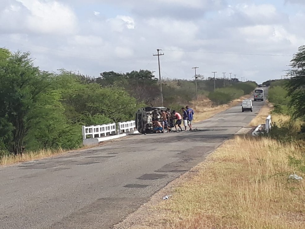 Carro queimado na estrada próxima a São Paulo do Potengi - RN (Foto: Marksuel Figueiredo)