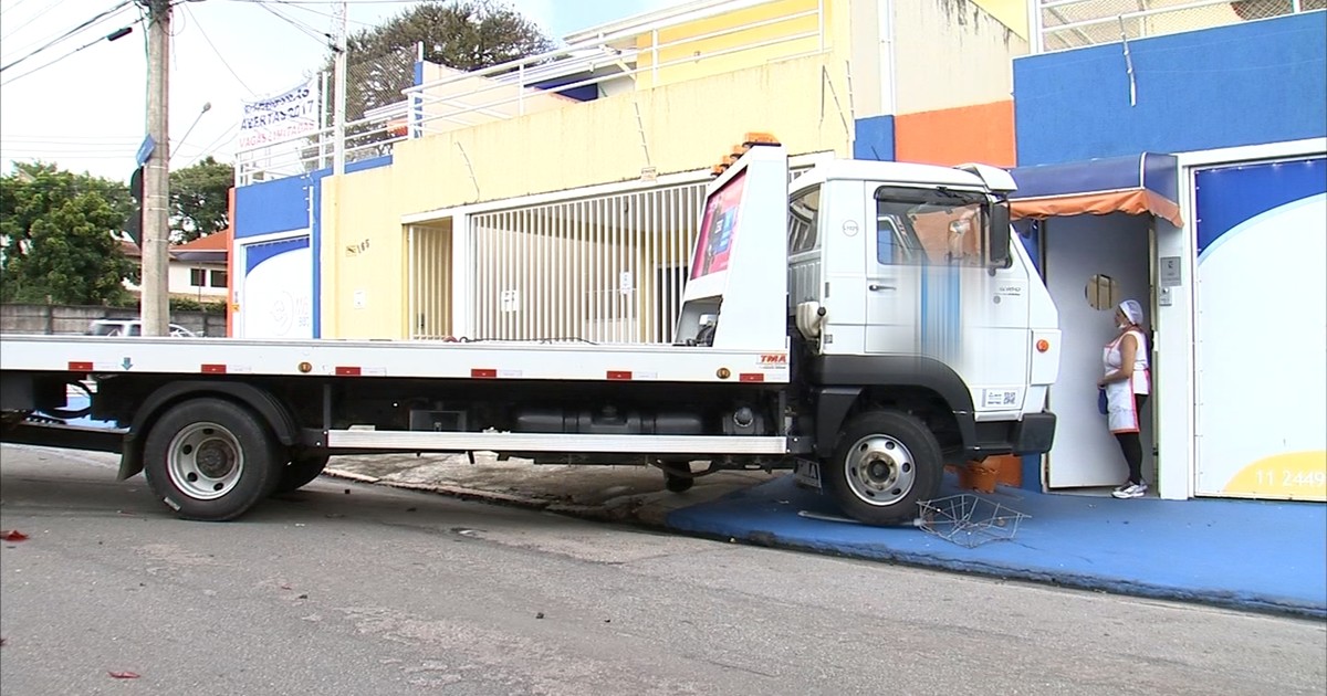 G1 Motorista Perde Controle Da Direção E Caminhão Invade Calçada De Escola Notícias Em 7587