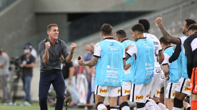 Vagner Mancini e reservas do Corinthians comemoram vitória