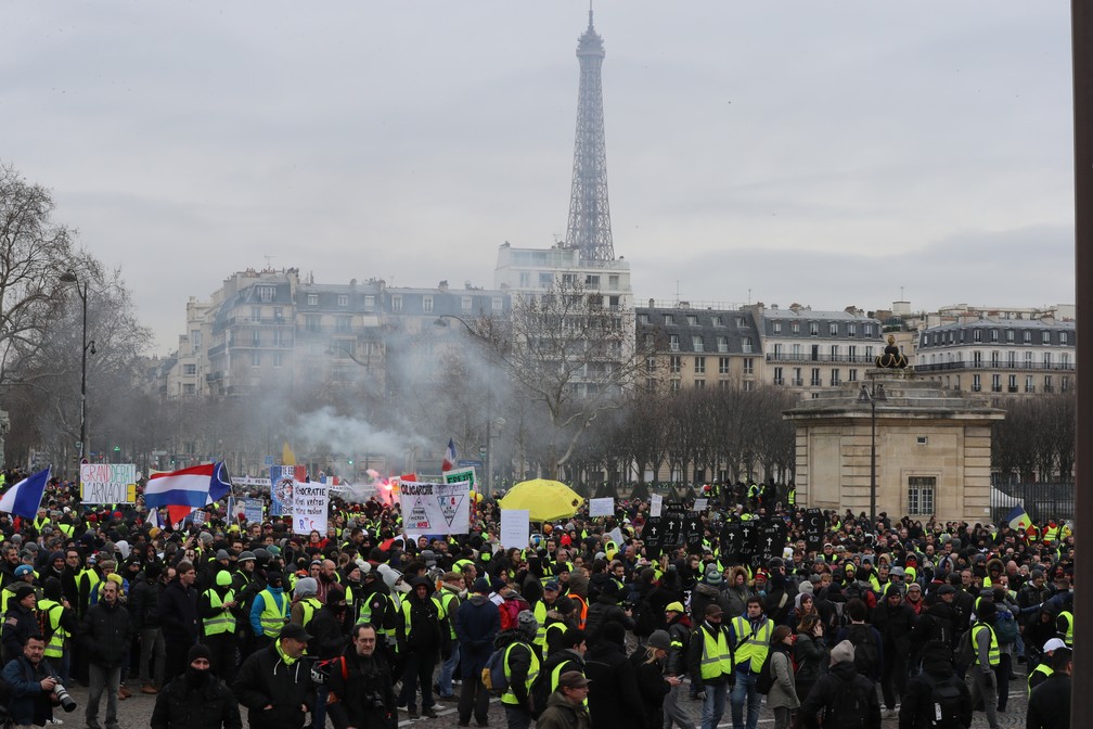 Manifestantes participam de protesto contra o governo no centro de Paris, neste sÃ¡bado (19). â€” Foto: Philippe Lopez/AFP
