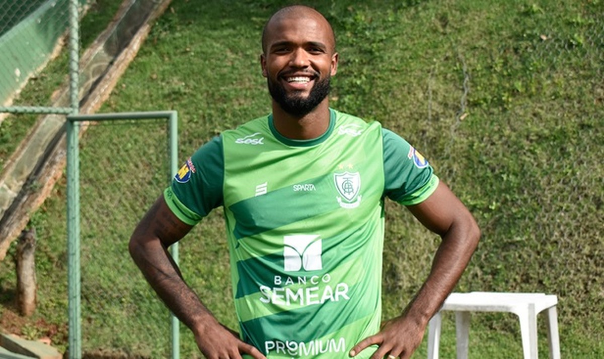 De volta ao América-MG, Messias treina à espera de ...