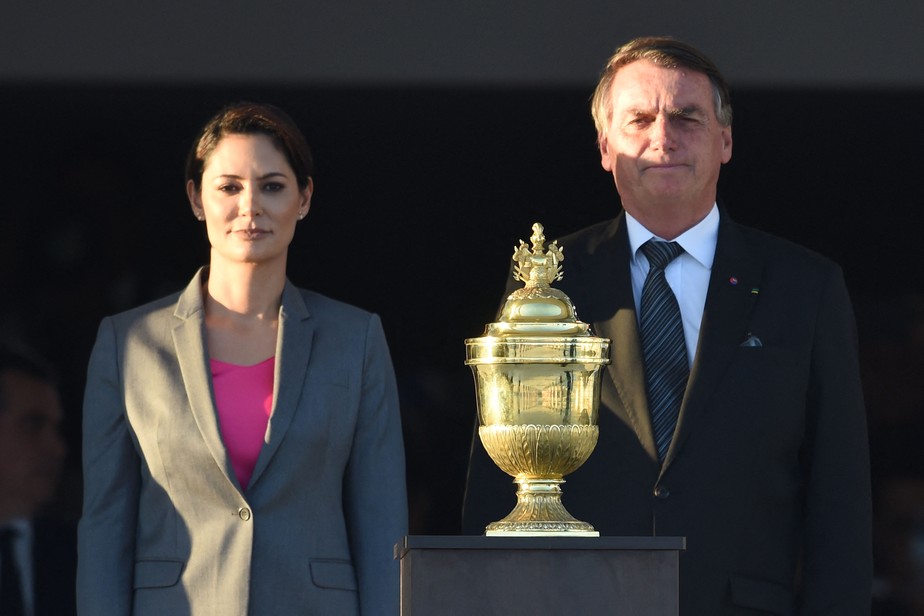 Bolsonaro e a primeira-dama Michelle Bolsonaro posam ao lado da urna com o coração de Dom Pedro I