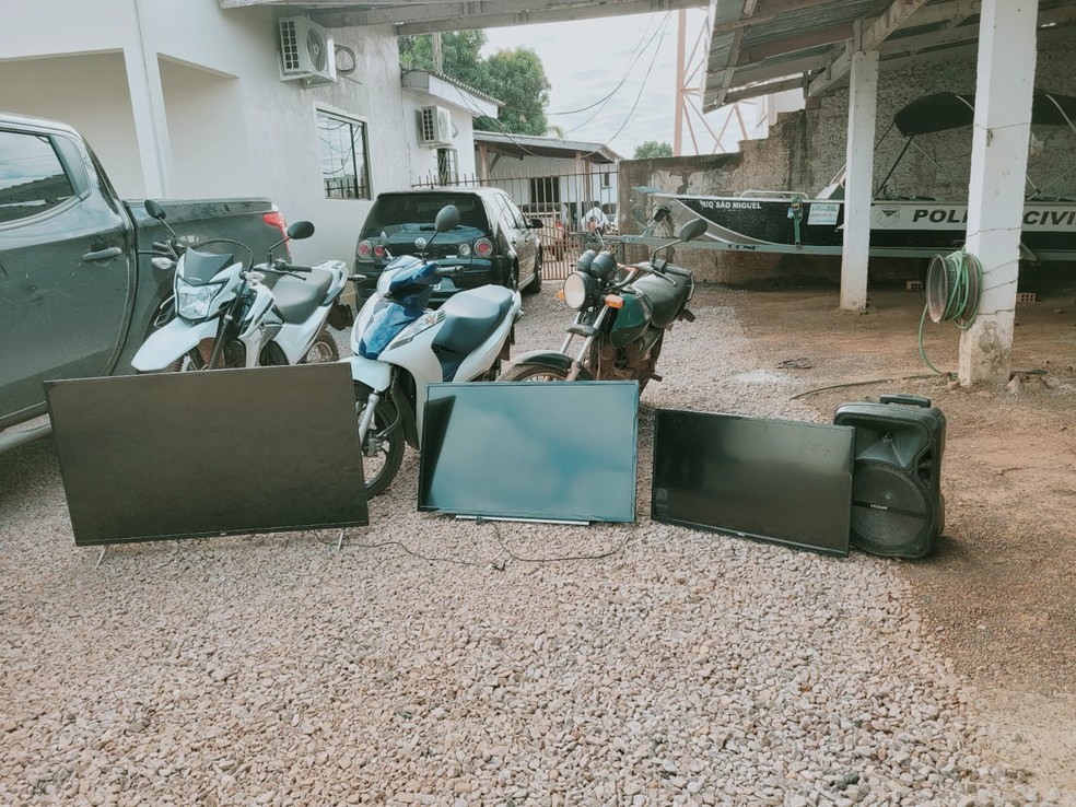 Durante cumprimento dos mandados de buscas, foram apreendidas motocicletas — Foto: Polícia Civil/Reprodução