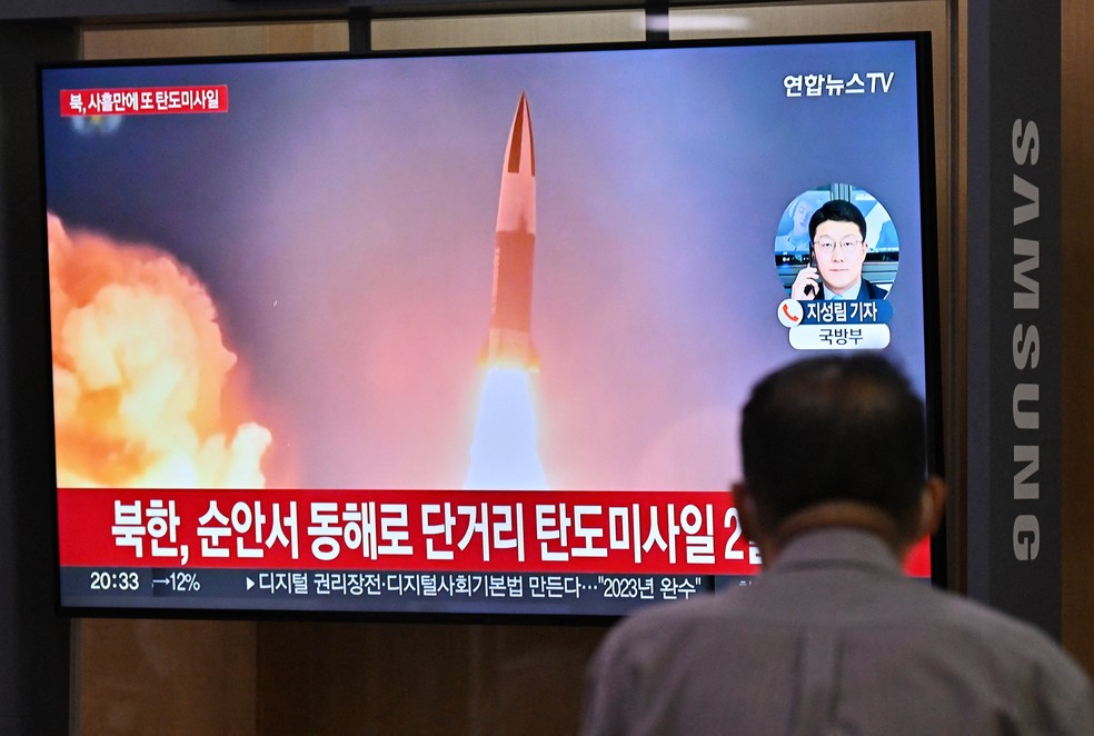 Imagens de lançamento de míssil na Coreia do Norte são transmitidas em Seul, na Coreia do Sul, em 28 de setembro de 2022 — Foto: Jung Yeon-je / AFP