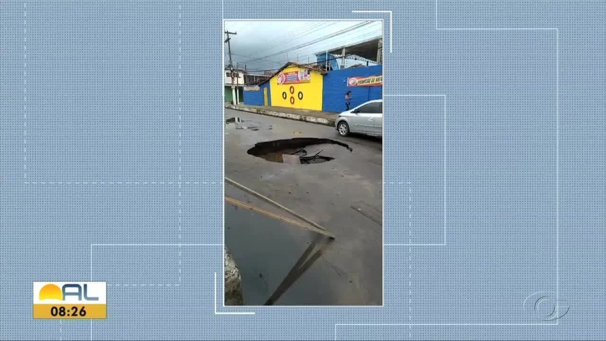 Cratera se abre novamente na Rua Soldado Eduardo Santos, na Jatiúca, Maceió Alagoas G1