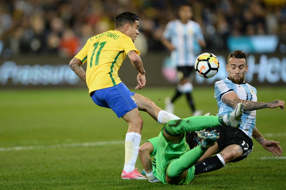 Coutinho no último duelo entre Brasil x Argentina - naquela ocasião Seleção foi derrotada por 1 a 0 (Foto: Pedro Martins / MoWA Press)