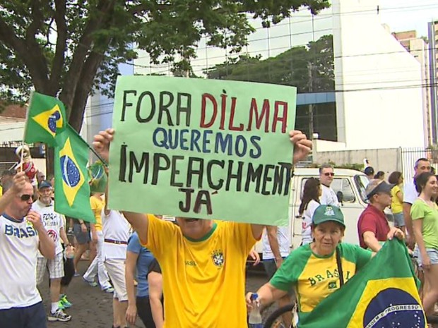 Manifestantes fizeram protesto contra Dilma Roussef em Ribeirão Preto, SP (Foto: Paulo Souza/EPTV)