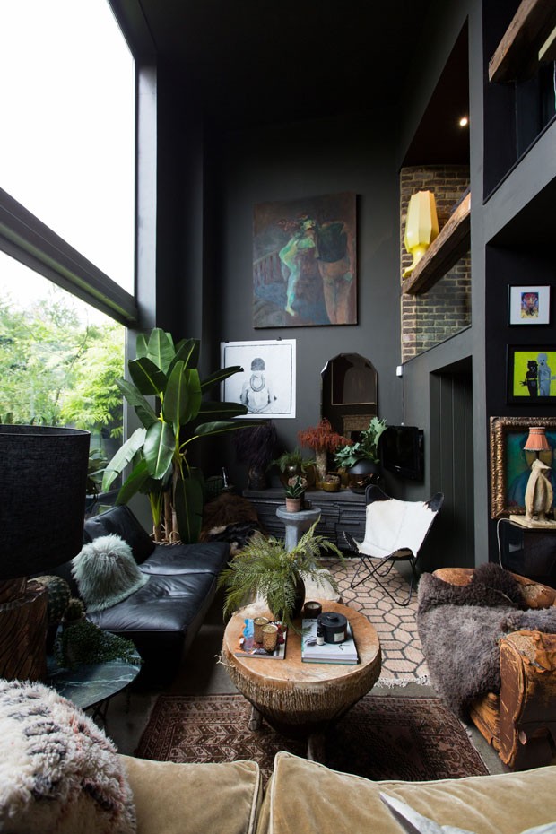 Décor do dia: sala de estar escura na tendência urban jungle - Casa Vogue