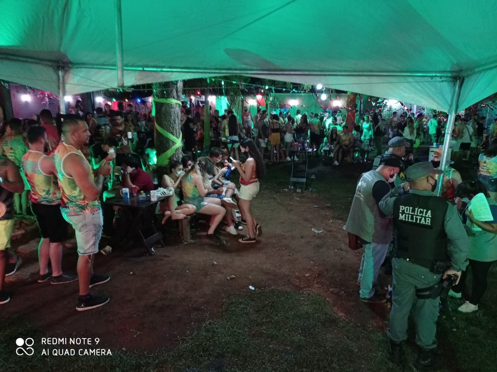Festa clandestina de Carnaval, com aglomeração de mais de 160 pessoas, foi fechada em Várzea Grande — Foto: Guarda Municipal de Várzea Grande