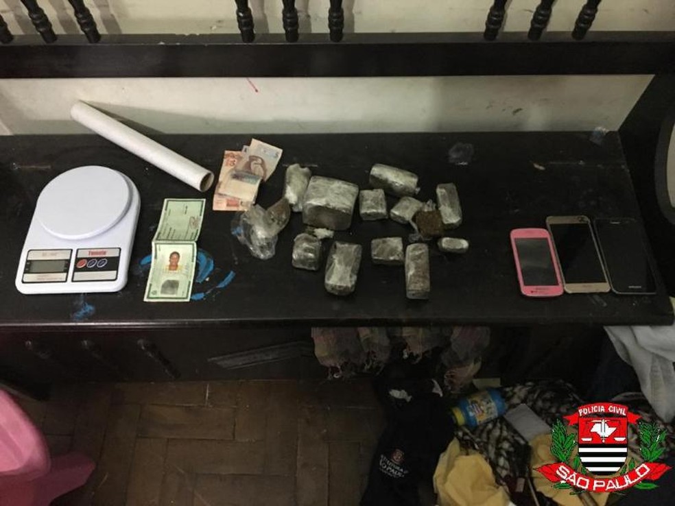 Drogas e celulares foram apreendidos durante a ação no Centro-Oeste Paulista — Foto: Polícia Civil / Divulgação 