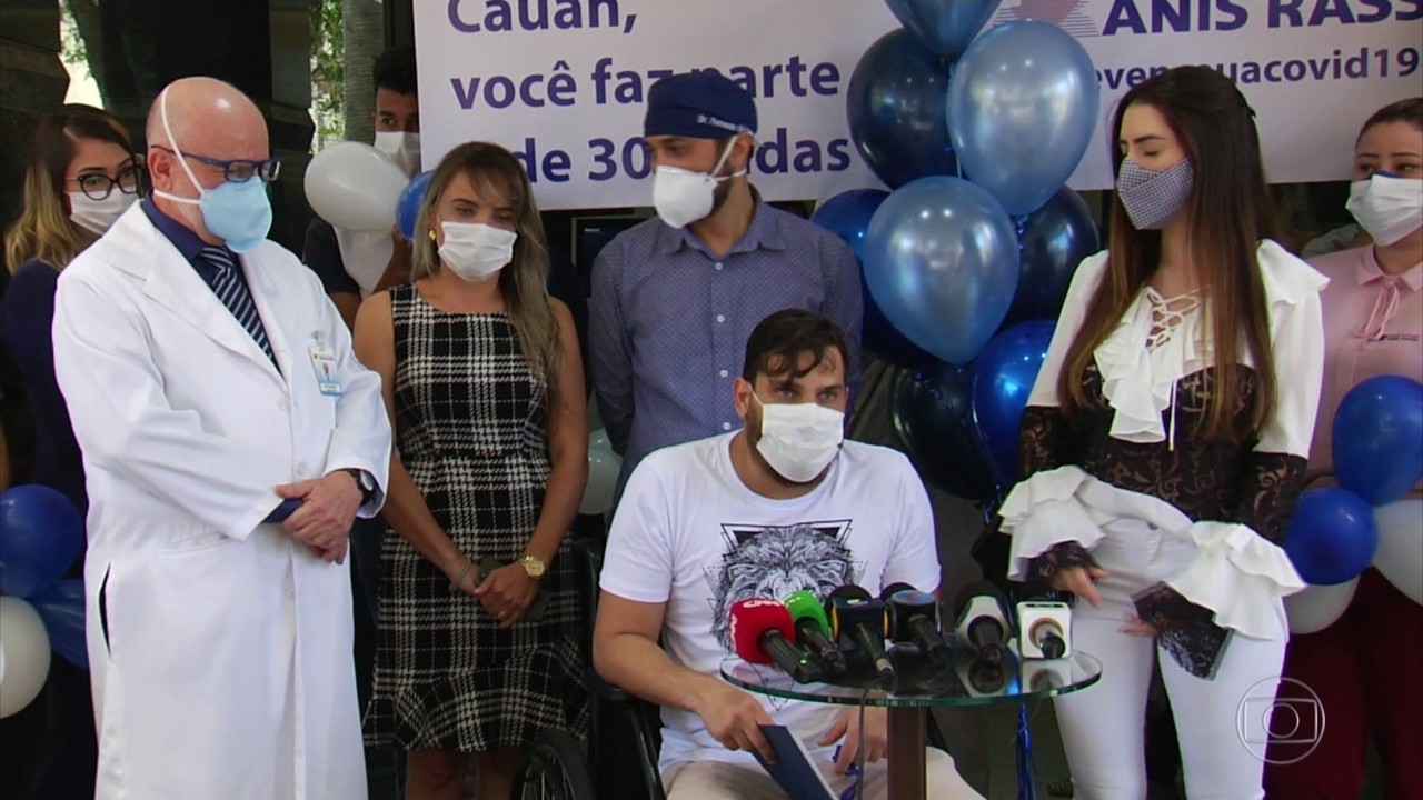 Cantor Cauan recebe alta após duas semanas internado com Covid