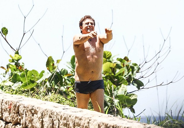 Marcos Frota se exercita na orla da praia da Barra da Tjuca (Foto: AgNews)