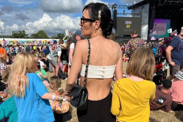 A cantora Lily Allen com as filhas na plateia do Festival Glastonbury (Foto: Instagram)