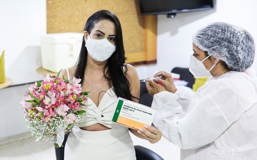 Patr�cia Silva Santos, de 30 anos, se casou no mesmo dia em que foi vacinada contra a Covid-19, em Goi�nia � Foto: Fernando Diniz/Arquivo 