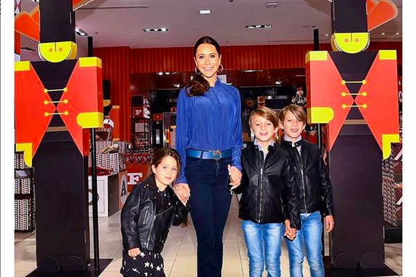 A estilista Jessica Mulroney com os filhos (Foto: Instagram)