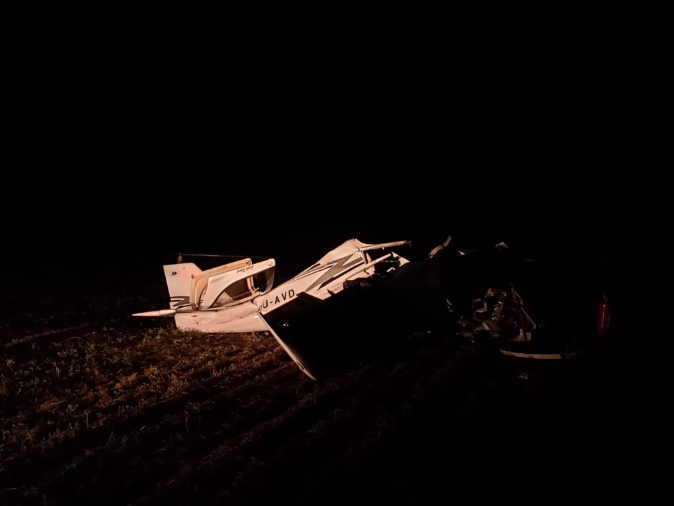 Dois empresários estavam no avião que caiu, em uma área rural de Cascavel, na noite deste sábado (20) — Foto: Adriana Calicchio/RPC