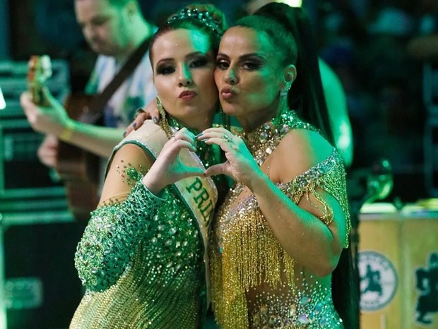Duda Serdan e Viviane Araújo, princesa e rainha de bateria da Mancha Verde, em foto na quadra da escola de samba de SP (Foto: Reprodução/Instagram)