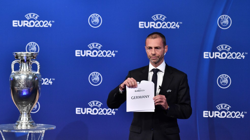 Aleksander Ceferin revelou o envelope com o nome da Alemanha como sede da Euro â Foto: AFP