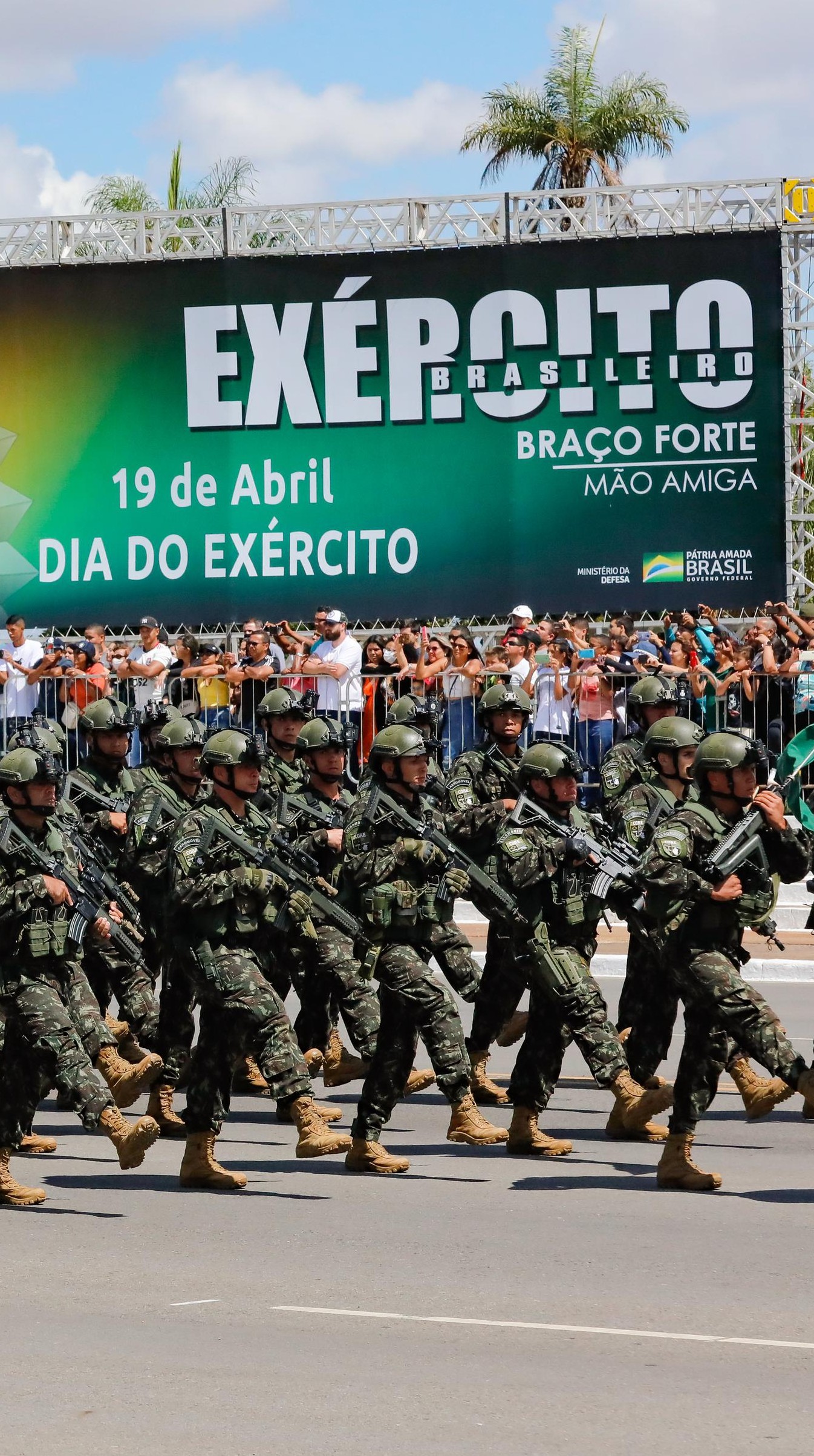 Em meio a tensões, Exércitos do Brasil, da França e Policiais