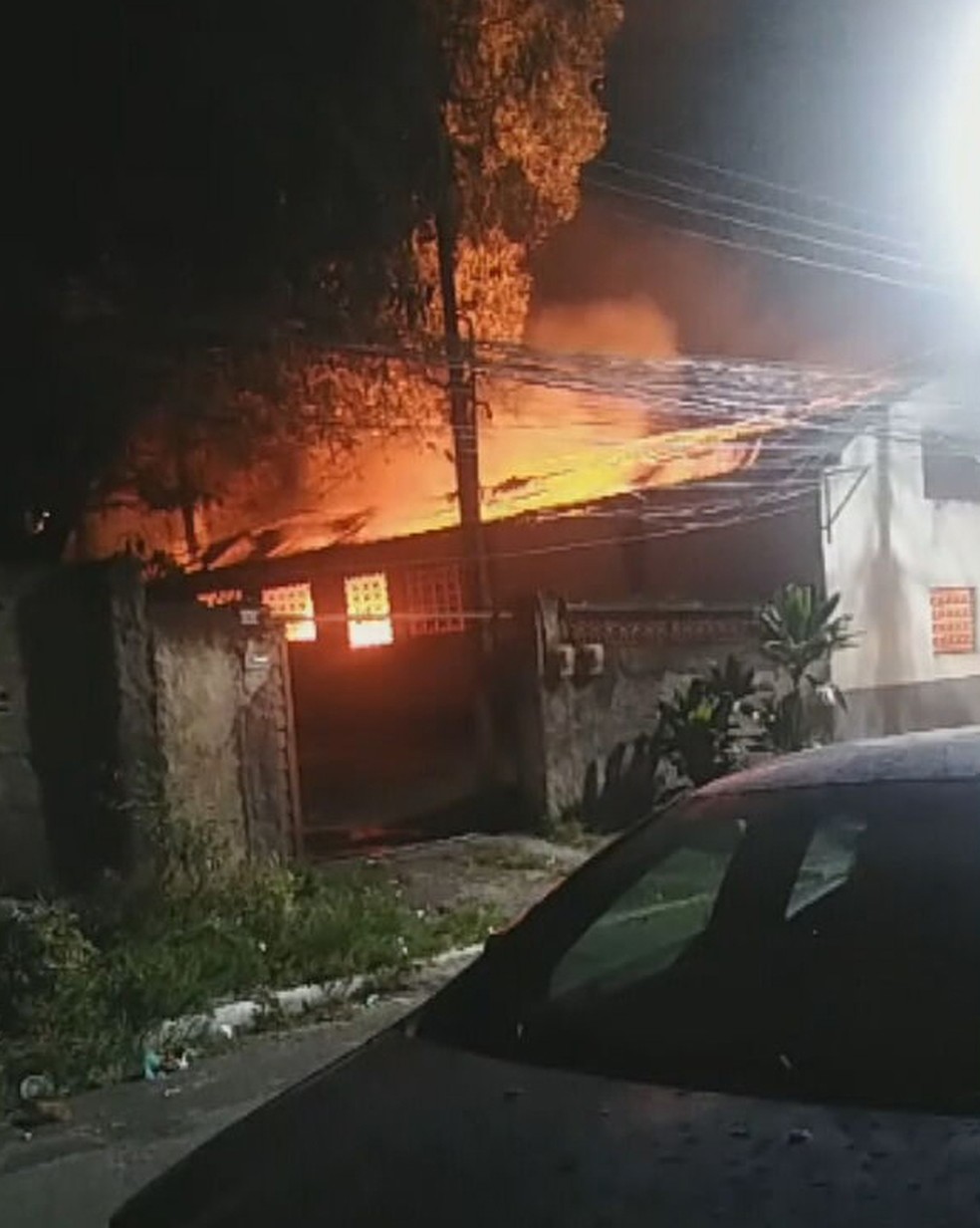 Um incêndio atingiu, na madrugada deste sábado (17), o ateliê de fantasias da escola de samba Acadêmicos do Grande Rio, em Duque de Caxias, na Baixada Fluminense — Foto: Reprodução