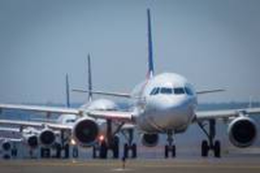 Passagens mais caras estão levando empresas a reduzir viagens de avião
